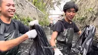 Pandawara Tantang 3 Sukarelawan Bersihkan Selokan Penuh Sampah dan Berair Hitam, Hadiahnya Tiket ke Dufan (Tangkapan Layar YouTube/pandawaragroup)