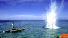 Citizen6, Riau: Nelayan menggunakan sampan mengebom ikan di laut. (Pengirim: Aman)