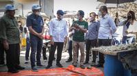Menteri Koperasi dan UKM Teten Masduki. Program Solar untuk Koperasi Nelayan (Solusi Nelayan) bakal diuji coba pertama kali di Desa Kedung Cowek, Bulak, Surabaya, Jawa Timur.