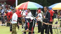Presiden RI, Joko Widodo (Jokowi), mengikuti kejuaraan panahan Bogor Terbuka 2017, Minggu (22/1/2017). (Sekretaris Kabinet)