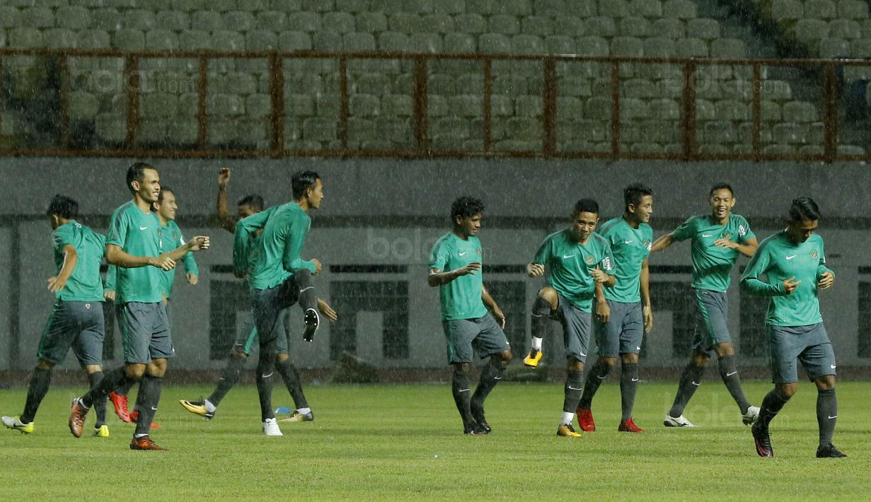 Pemain Timnas U-23 menggelar sesi latihan tertutup di Stadion Wibawa Mukti, Cikarang, Selasa (14/11/2017). Timnas Indonesia U-23 akan menjalani laga uji coba kontra Suriah U-23 pada Kamis (16/11/2017). (Bola.com/ M Iqbal Ichsan)