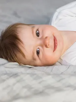 Ilustrasi Balita Toddler Tersenyum Senang Tidur / by freepik