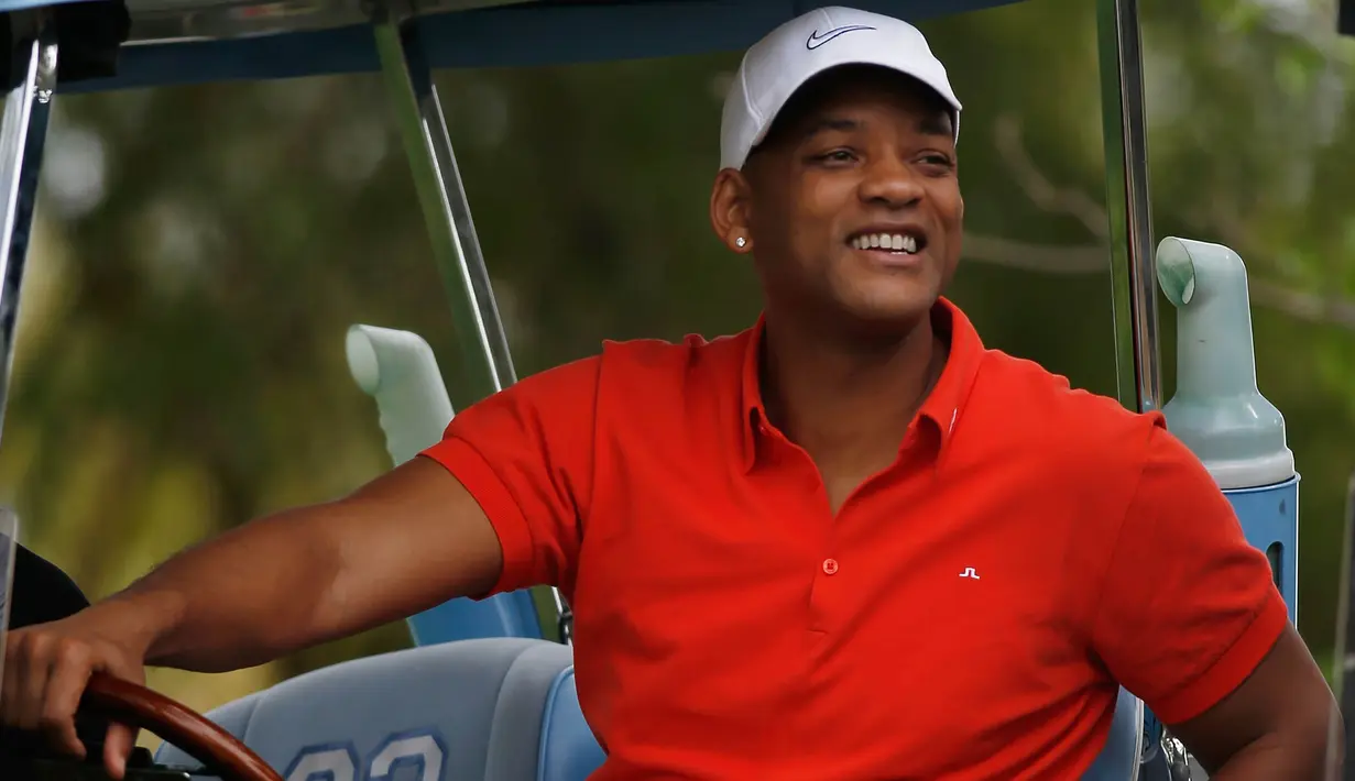 2. Will Smith - Aktor kawakan Hollywood ini merupakan member dari Sherwood Country Club yang terletak di California. Bersama sang istri, pemain film Aladdin ini menjadikan golf sebagai olahraga rutin. (AFP/Isaac Brekken)