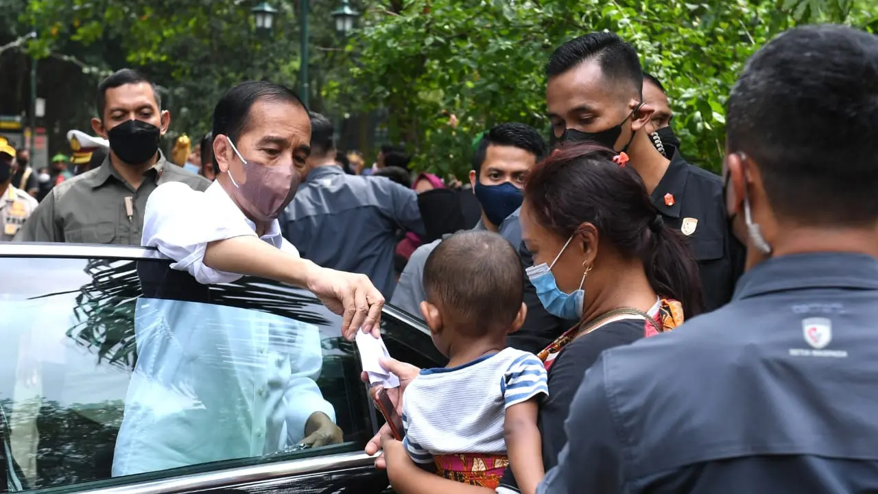 Presiden Joko Widodo (Jokowi) bertemu dan memberikan bantuan untuk pekerja seni di Taman Balekambang Surakarta, Kecamatan Banjarsari, Kota Surakarta, Kamis, 26 Mei 2022.