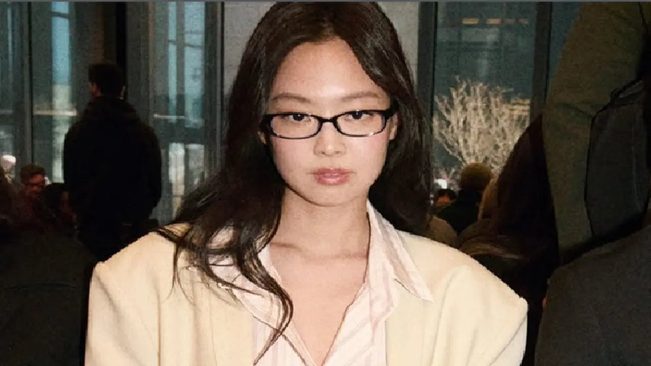 Jennie BLACKPINK Jadi Pusat Perhatian di Show Calvin Klein, Tampil Sopan dengan Blazer Kebesaran