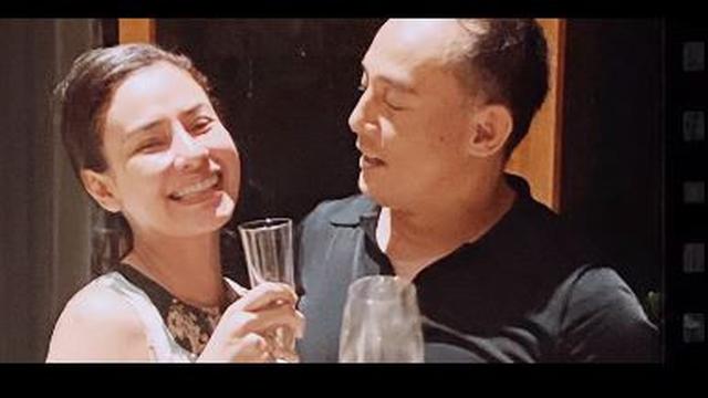 6 Potret Kebersamaan Dipo Latief dan Sang Kekasih, Disebut Mirip Sophia Latjuba