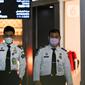 Petugas Imigrasi bandara menggunakan masker pelindung saat berada di Pintu Kedatangan Terminal 3 Ultimate Bandara Soekarno Hatta, Tangerang, Jumat (31/1/2020). Hal itu dilakukan sebagai antisipasi penularan dan penyebaran virus corona (2019-nCov). (Liputan6.com/Johan Tallo)