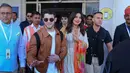 Aktris India Priyanka Chopra (kanan) dan musisi AS Nick Jonas (kiri) tiba di Jodhpur, Rajasthan, India, Kamis (29/11). Chopra dan Nick melangsungkan pertunangan di Mumbai pada bulan Agustus lalu. (AP Photo/Sunil Verma)