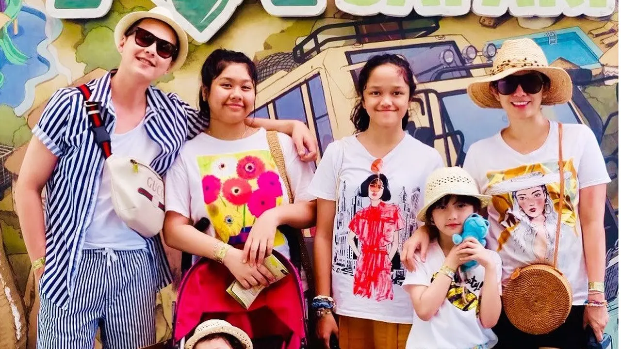 6 Momen Manis Ussy-Andika Pratama dengan Anak Angkat, Tak Ada Sekat