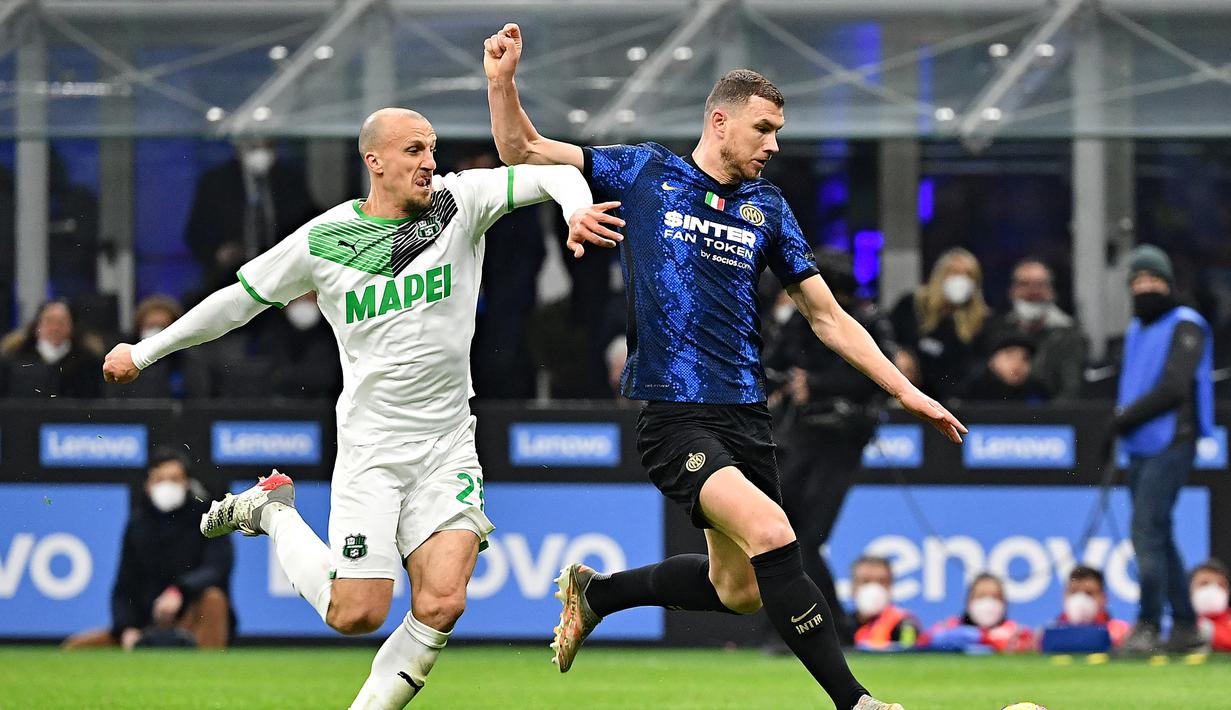 Di babak kedua, Inter Memasukkan Edin Dzeko dan Denzel Dumfries. Edin Dzeko mampu membuat beberapa peluang untuk menjebol gawang Sassuolo yang dikawal Andrea Consigli. (AFP/Isabella Bonotto)