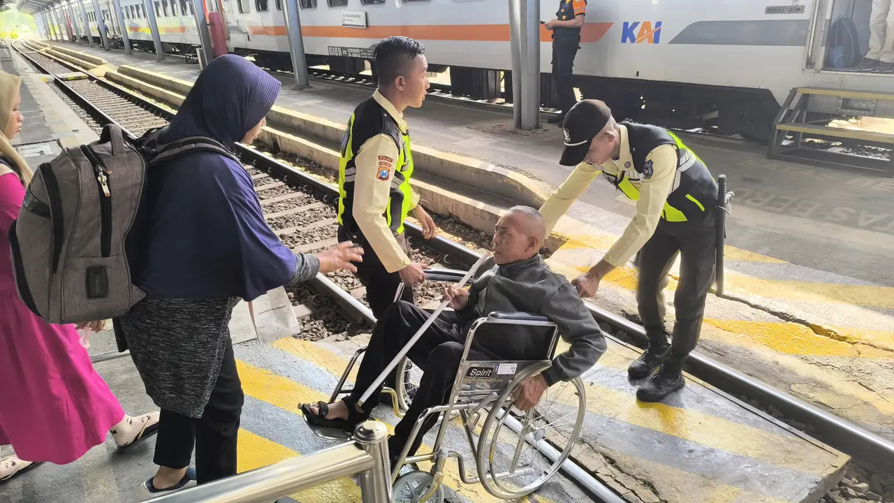 Petugas KA sigap membantu penyandang disabilitas di sejumlah stasiun di wilayah operasional 9 Jember (Istimewa)