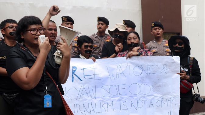 Jurnalis melakukan unjuk rasa di depan Kedubes Myanmar, Jakarta, Jumat (7/9). Mereka mendesak pemerintah Myanmar membebaskan Wa Lone dan Kyaw Soe Oo yang menulis laporan tentang serangan militer di negara bagian Rakhine. (Liputan6.com/Helmi Fithriansyah)