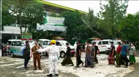 Deretan santri di salah satu pesantren di kawasan jalan Benda, Kota Tasikmalaya, setelah menjalani tes. (Liputan6.com/Jayadi Supriadin)