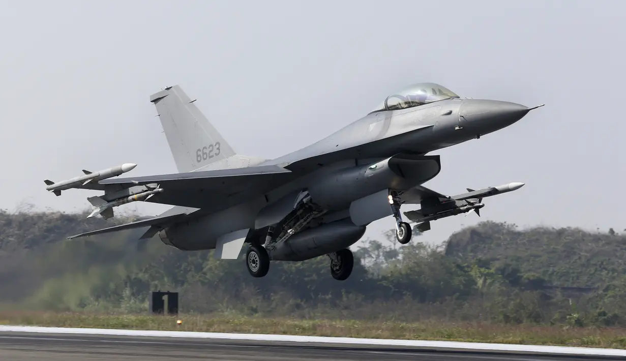 Pesawat tempur F-16V buatan Amerika Serikat lepas landas saat latihan militer di Kabupaten Chiayi, Taiwan, Rabu (15/1/2020). Kementerian Pertahanan Taiwan menggelar latihan militer selama dua hari untuk menunjukkan kemampuan mengamankan liburan Tahun Baru Imlek. (AP Photo/Chiang Ying-ying)