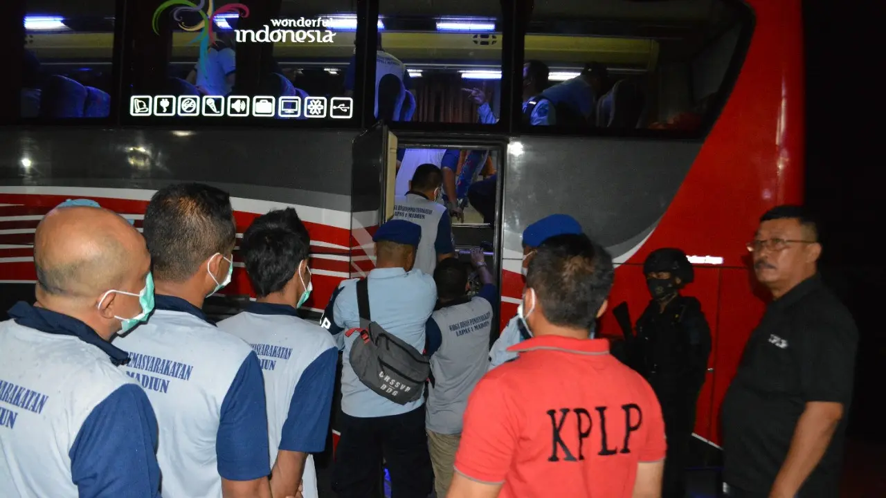 Napi resiko tinggi diboyong ke Lapas Super Maksimum Nusa Kambangan. (Dian Kurniawan/Liputan6.com)