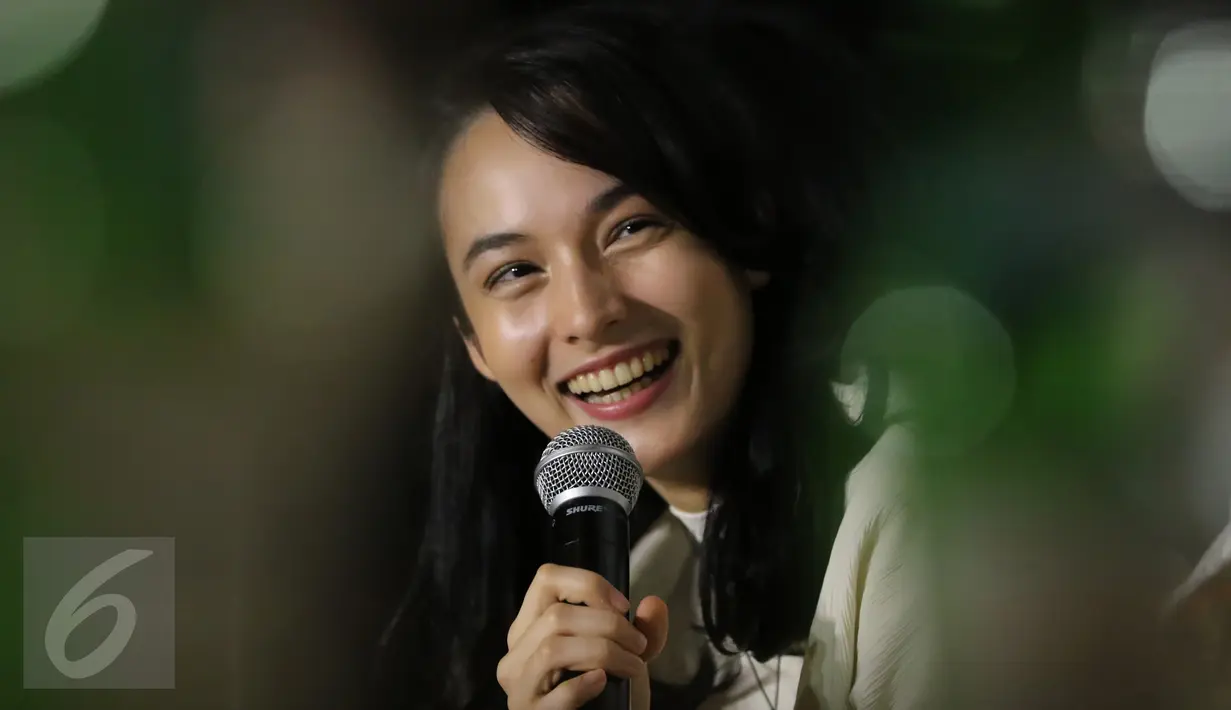 Pemain film 3 Srikandi, Chelsea Islan saat  jumpa pres peluncuran Trailer film 3 srikandi di kawasan Plaza Indonesia, Jakarta, beberapa waktu lalu Film 3 Srikandi diambil dari kisah nyata para atlet panahan wanita Indonesia. (Liputan6.com/Herman Zakharia)