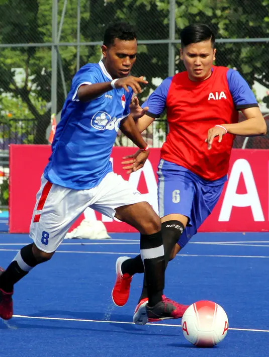 Pemain menggiring bola saat bertanding dalam AIA Championship 2019, Jakarta, Sabtu (12/1). Pemenang kompetisi ini akan mewakili AIA Indonesia dalam kompetisi regional di Thailand. (Liputan6.com/HO/Fahmi)