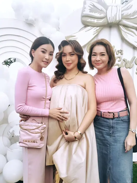 Salah satunya seperti Sarwendah yang tampil dengan long sleeve top dan celana kulot serba warna baby pink. Kemudian Maya Septha tak kalah kece dengan padu padan pink sleeveless, denim skirt, dan leather belt. [@mayaseptha7].