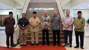 Menhan Prabowo Subianto (ketiga kiri), PM Malaysia Dato' Sri Ismail Sabri Yaakob (tengah), Menhan Malaysia Dato’ Seri Hishammuddin Hussein (ketiga kanan) saat mengunjungi kantor pusat PT Pindad (Persero) di Bandung, Jawa Barat, Kamis (11/11/2021). (Foto: Tim Dokumentasi Menhan Prabowo)