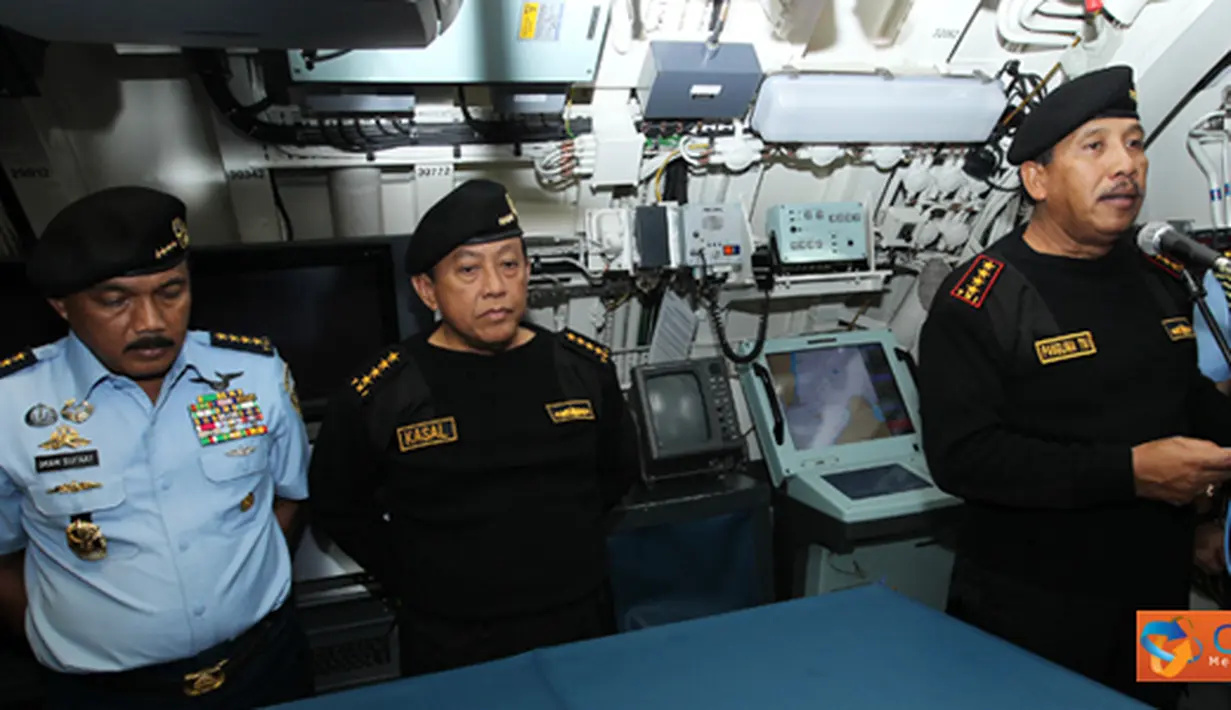 Citizen6, Banten: Panglima TNI Laksamana TNI Agus Suhartono, bertindak selaku Inspektur Upacara  pada penyematan Brevet Kehormatan Hiu Kencana di Dermaga Indah Kiat Banten, Jawa Barat, Rabu (4/4). (Pengirim: Badarudin Bakri)   