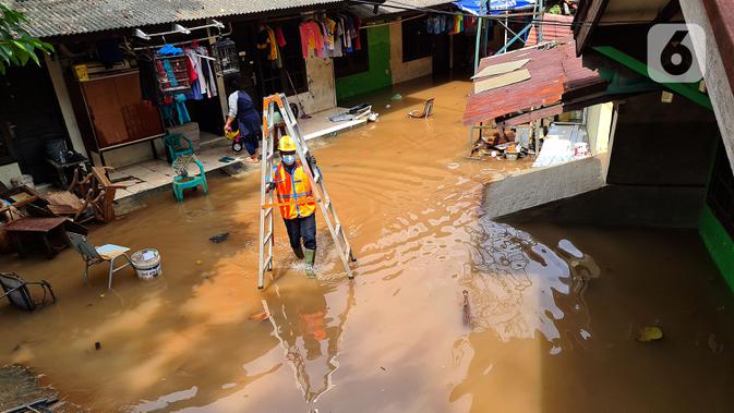 Petugas PLN bersiap memeriksa jaringan listrik yang sudah diputus agar tidak membahayakan, Bango, Pondok Labu, Jakarta, Sabtu (20/2/2021). Banjir di Jakarta berdampak pada 180 unit Gardu Distribusi dan 61.320 pelanggan sehingga terjadi pemadaman di sejumlah wilayah. (merdeka.com/Arie Basuki)