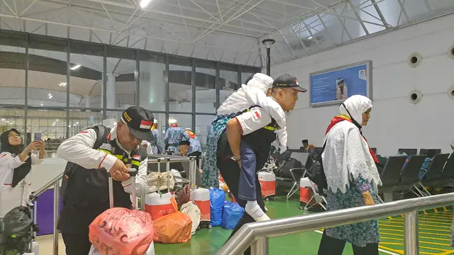 Jemaah haji Indonesia kembali ke Tanah Air, Senin (3/7/2023) sore. (Nafiysul Qodar/Liputan6.com)