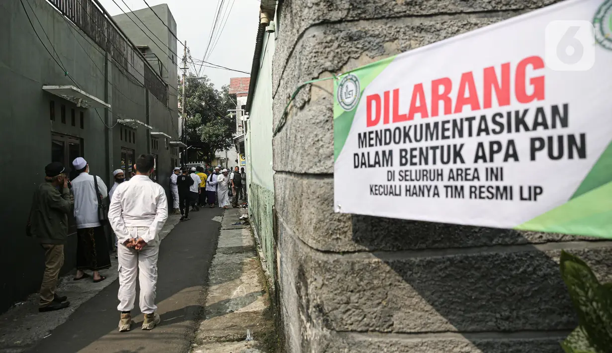 <p>Spanduk bertuliskan larangan mengambil foto di wilayah Jalan Petamburan III, Jakarta, Rabu (20/7/2022). Mantan pimpinan Front Pembela Islam (FPI) Muhammad Rizieq Shihab dinyatakan bebas bersyarat dari Rutan Bareskrim Polri, pada hari ini. (Liputan6.com/Faizal Fanani)&nbsp;</p>