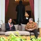 Presiden Joko Widodo saat berbincang dengan Presiden RI ke-6 Susilo Bambang Yudhoyono di Istana Merdeka, Jakarta,  Jumat (27/10). Keduanya melakukan pertemuan di teras belakang Istana Merdeka. (Laily Rachev / Biro Pers Setpres)