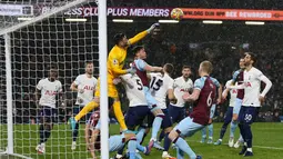 Penjaga gawang Tottenham Hotspur, Hugo Lloris berusaha menangkap bola saat bertanding melawan Burnley pada pertandingan lanjutan Liga Inggris di Stadion Turf Moor, Inggris, Kamis (24/2/2022). Burnley menang tipis atas Tottenham 1-0. (AFP/Nigel Roddis)