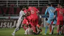 Kapten tim Arema FC, Johan Ahmat Farizi (kiri) melerai keributan yang terjadi antara Javlon Guseynov dan Sergio Silva. (Bola.com/Ikhwan Yanuar)