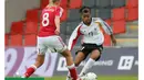 Pemain sepak bola keturunan Kamerun dan Jerman, Nicole Banecki (kanan), bermain untuk tim Piala Dunia Jerman serta SC Freiburg di Liga Jerman, diperkirakan menerima gaji sebesar $90.000. (Photo/dfb.de)