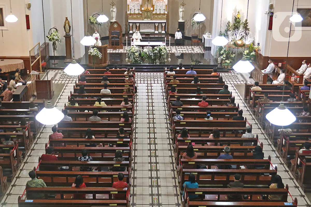 Pelaksanaan Malam Misa Natal di Gereja Katedral Santo Petrus Bandung