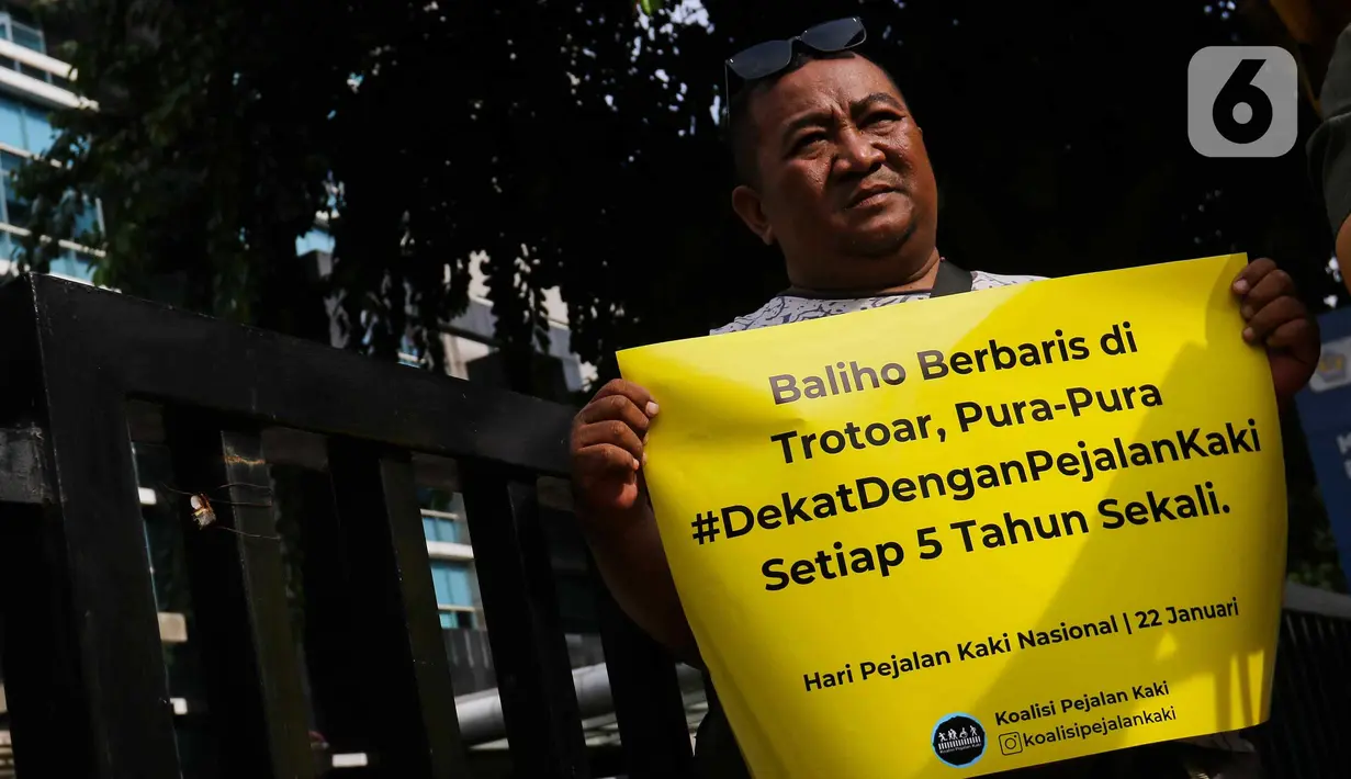 Para aktivis dari Koalisi Pejalan Kaki juga mengkritisi baliho partai peserta pemilu yang berada di trotoar sehingga merenggut hak pejalan kaki. (Liputan6.com/Herman Zakharia)