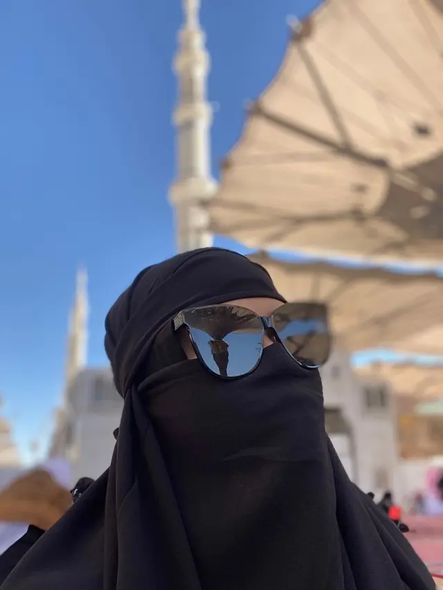 6 Potret Okky Lukman Ibadah Umrah, Menawan dengan Cadar