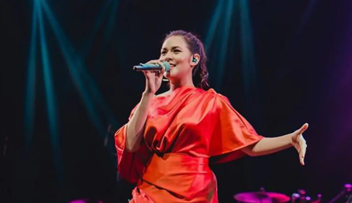 Dress berwarna merah dengan rambut yang dikuncir satu juga dipilih Raisa untuk penampilannya di salah satu acara. (Liputan6.com/IG/@raisa6690)