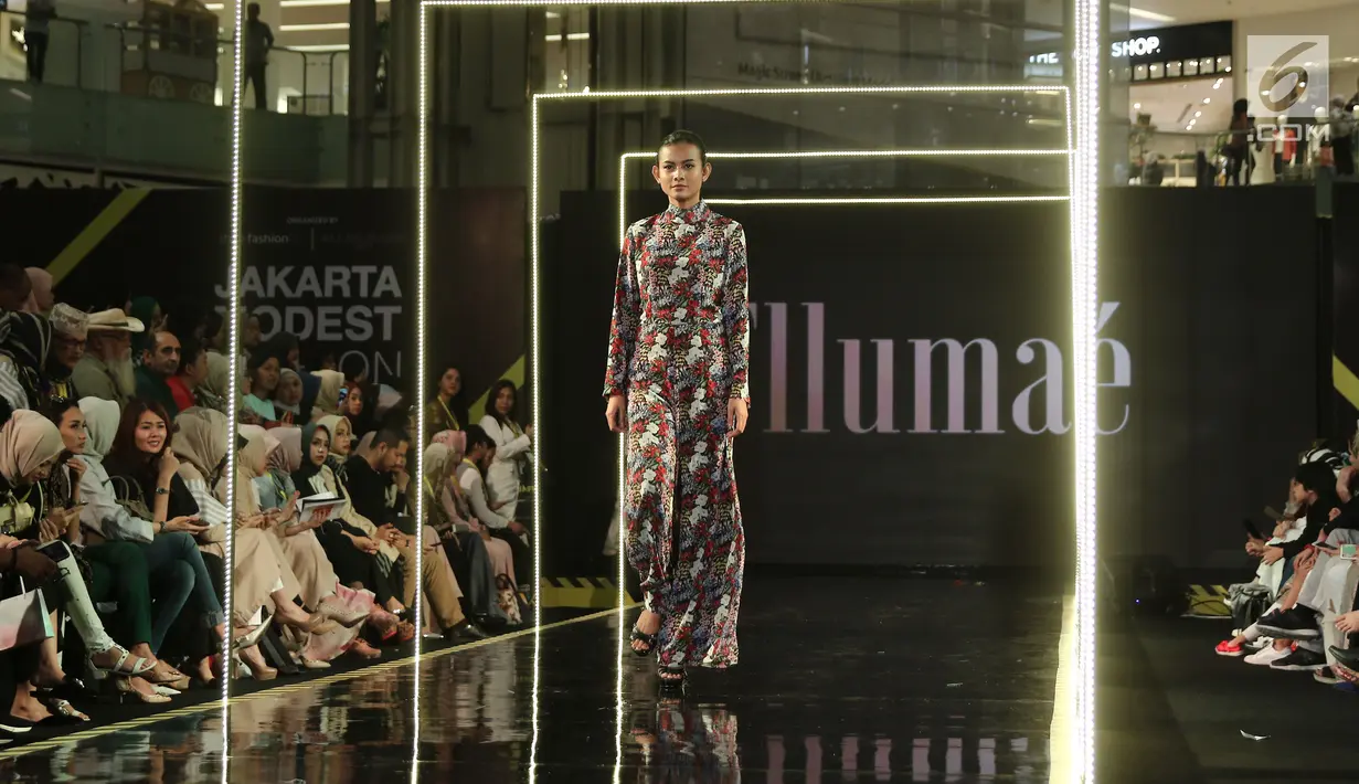 Model membawakan brand asal Amerika, Fllumae saat Jakarta Modest Fashion Week di Gandaria City, Jakarta, Minggu (29/7). (Liputan6.com/Herman Zakharia)