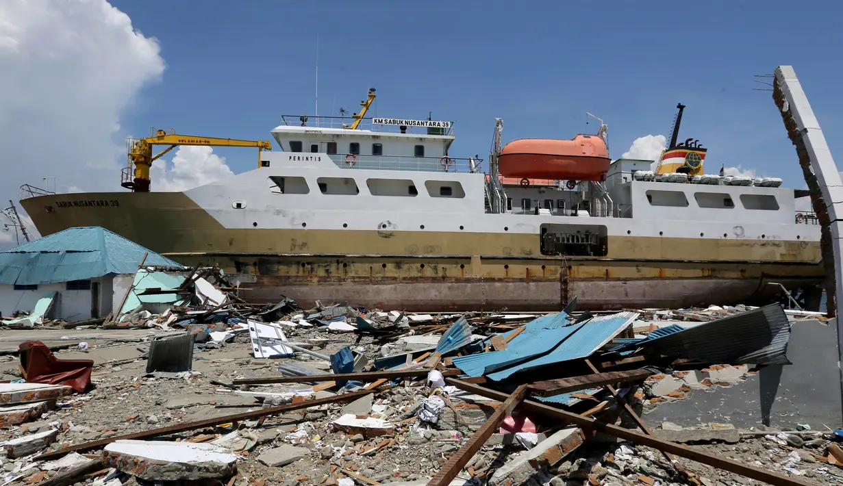 KM Sabuk Nusantara 39 terdampar di antara rumah warga usai tsunami melanda Palu dan Donggala, Sulteng, Selasa (2/10). Gempa magnitudo 7,4 disertai tsunami menyeret KM Sabuk Nusantara 39 yang tengah sandar di Pelabuhan Pantoloan. (AP Photo/Tatan Syuflana)
