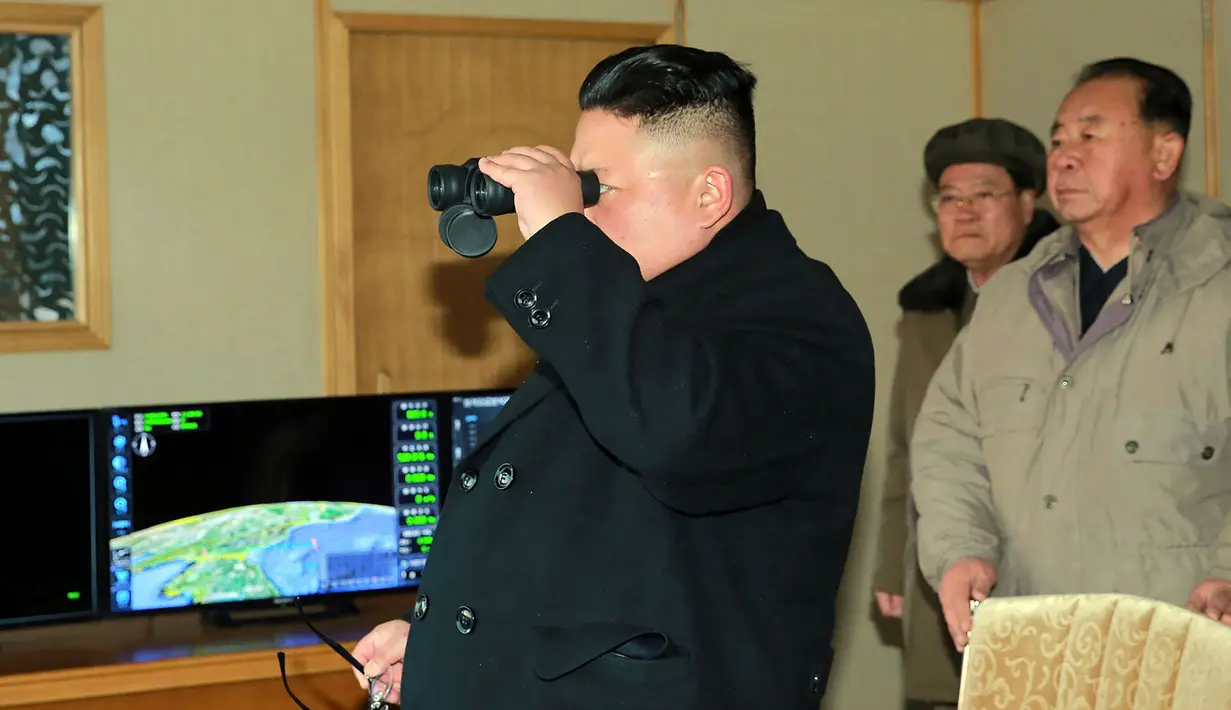 Pemimpin Korea Utara, Kim Jong Un saat memimpin peluncuran rudal Pukguksong-2, Minggu (12/2). Kim mengaku puas pada hasil uji coba yang dilakukannya. (AFP PHOTO/KCNA)  