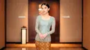 Azizah Salsha memancarkan pesona anggun dalam balutan kebaya full payet warna biru muda rancangan desainer kebaya pernikahannya, Asky Febrianti.  [@azizahsalsha_].