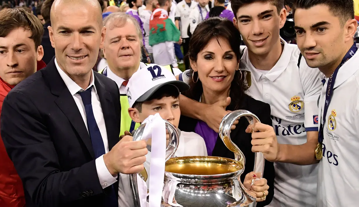 Pelatih Real Madrid, Zinedine Zidane bersama istrinya Veronique dan anak-anak mereka Enzo, Theo dan Elyaz memegang piala usai Real Madrid memenangkan pertandingan Liga Champions di Stadion Cardiff, Wales (3/6). (AFP Photo/Javier Soriano)