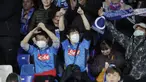 Dua suporter Napoli mengenakan masker menunggu dimulainya pertandingan antara Napoli dan Barcelona di Stadion San Paolo di Naples, Italia, Selasa, (25/2/2020). Italia melaporkan kenaikan kasus infeksi virus Corona COVID- 91 menjadi lebih 272 kasus. (AP Photo/Andrew Medichini)