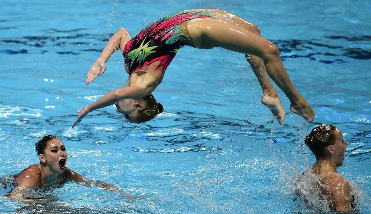 Tim putri Belarus beraksi di nomor final Team Free Combination renang indah Kejuaraan Dunia Akuatik 2015 di Kazan, Rusia. (1/8/2015). (AFP Photo/Martin Bureau)