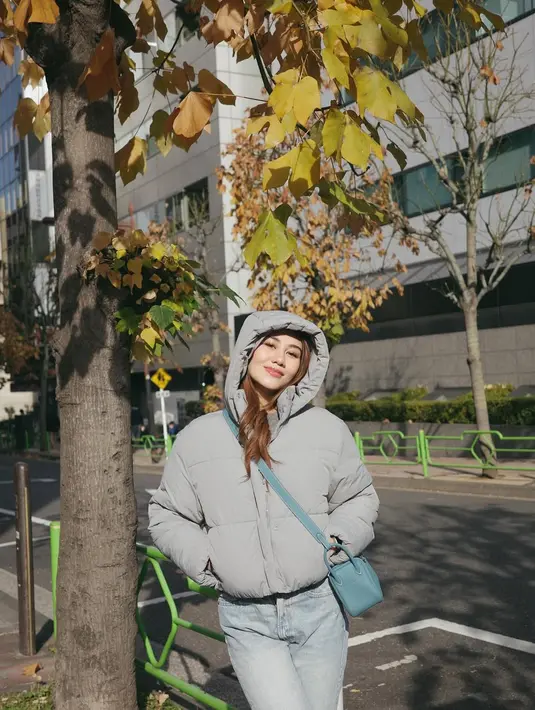 Dalam foto ini, ia mengusung konsep layering yang stylish namun tetap fungsional untuk menghadapi cuaca dingin. [@aaliyah.massaid].