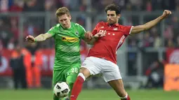 Pemain Bayern Munchen, Javi Martinez (kanan), berebut bola dengan pemain Borussia Monchengladbach, Andre Hahn, dalam laga pekan ke-8 Bundesliga 2016-2017, Sabtu (23/10/2016). (AFP/Christof Stache)