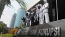 Dalam aksinya, mahasiswa Banten tersebut menggunakan pakaian pocong di depan gedung KPK, Jakarta, (3/9/14). (Liputan6.com/Herman Zakharia)