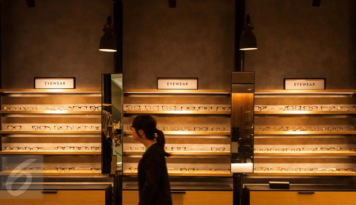 Pengunjung melihat kacamata di toko Bridges, Senayan City, Jakarta, Rabu (17/5). Bridges Eyewear merupakan brand kacamata dalam negeri menghadirkan ragam koleksi kacamata optik maupun sunglasses yang up-to-date. (Liputan6.com/Gempur M Surya)