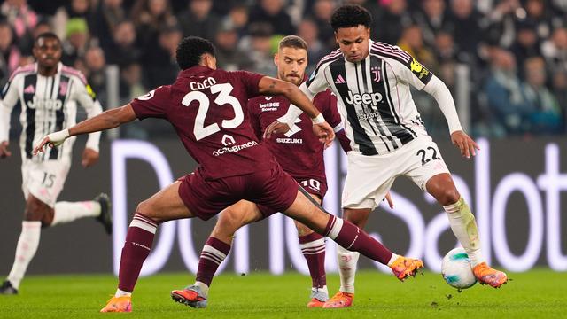 Gelandang Juventus, Weston McKennie (kanan), berduel dengan pemain Torino, Saul Coco