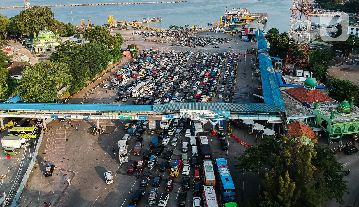Sementara, Pelabuhan Ciwandan merupakan pelabuhan khusus penyeberangan laut bagi kendaraan roda dua dan truk golongan VI B selama arus mudik Lebaran 2023 pada 15-21 April. (Liputan6.com/Faizal Fanani)