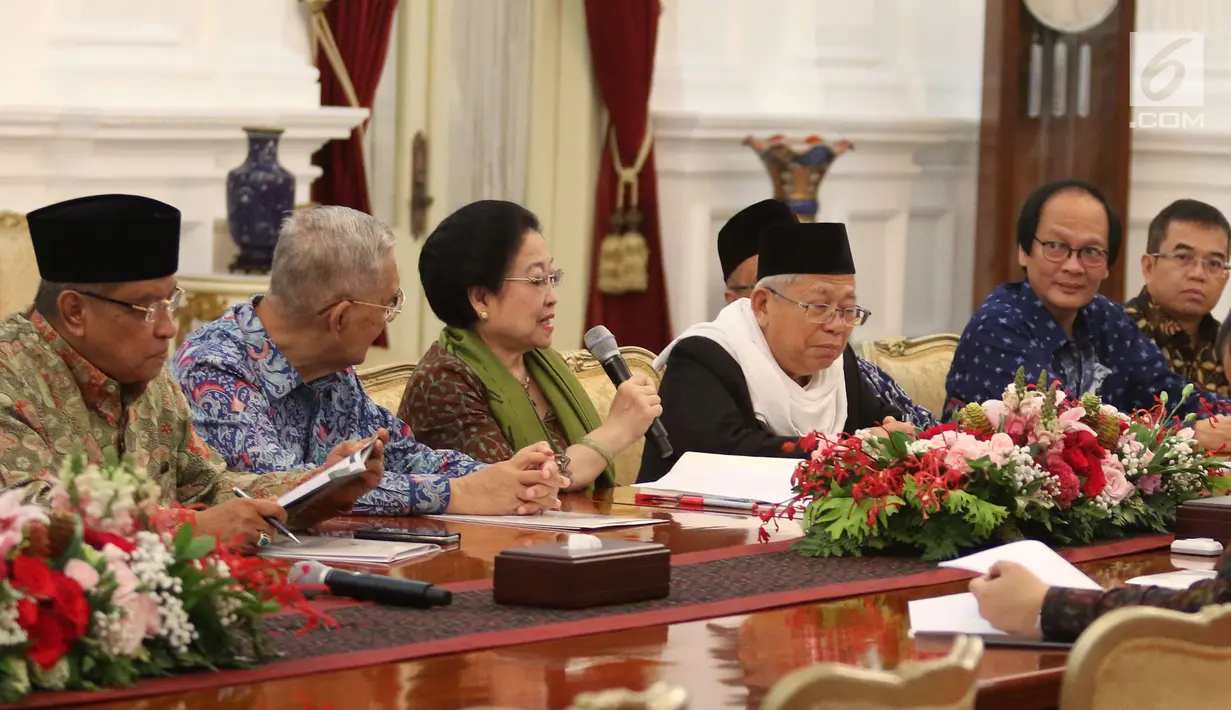 Ketua Dewan Pengarah BPIP Megawati Soekarnoputri beserta anggota saat berdialog dengan Presiden Jokowi di Istana Merdeka, Jakarta, Kamis (22/3). Pertemuan tersebut untuk meloprkan hasil kerja BPIP. (Liputan6.com/Angga Yuniar)