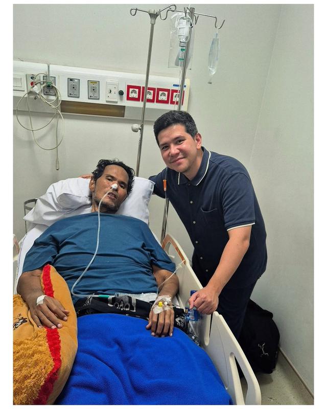 5 Potret seleb jenguk Fahmi Bo yang sakit stroke, Raffi Ahmad beri janji biaya pengobatan